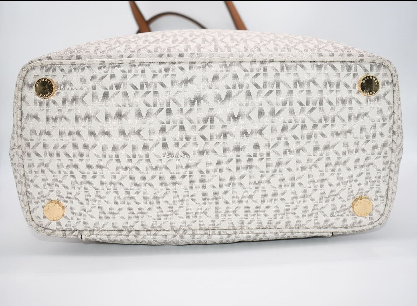 Michael outlets Kors Jet Set Logo Vanilla/Acorn